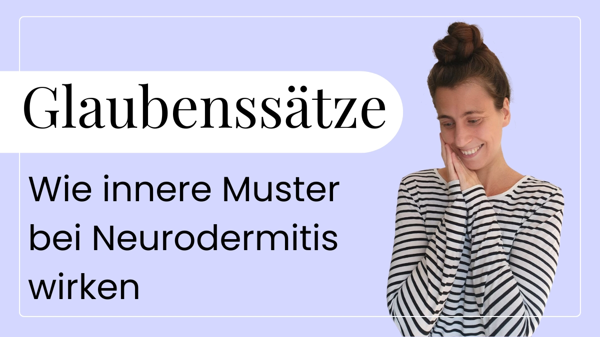 Catherina, Autorin des Blogs Wegweiser Neurodermitis, lächelt mit zusammengefalteten Händen am Gesicht. Symbolisch für einen liebevollen Umgang mit inneren Glaubenssätzen.