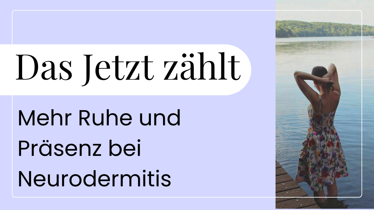 Catherina, Autorin des Blogs Wegweiser Neurodermitis, blickt auf einem ruhigen See und hat die Hände entspannt im Haar. Symbolisch für Präsenz im Augenblick.
