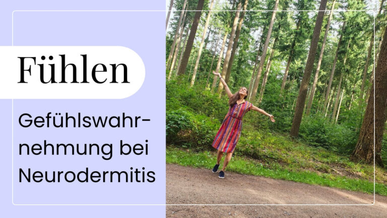 Catherina, Autorin des Blogs Wegweiser Neurodermitis, mit erhobenen Armen fröhlich im Wald. Symbolisch für die Freiheit und Leichtigkeit durch die Wahrnehmung von Gefühlen.