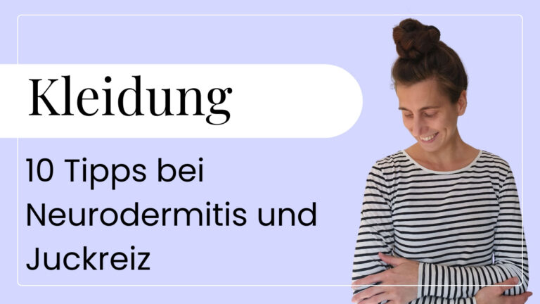 Catherina, Autorin des Blogs Wegweiser Neurodermitis, blickt lächelnd auf ihre verschränkten Arme runter. Symbolisch für den Kontakt zwischen Kleidung und Haut.