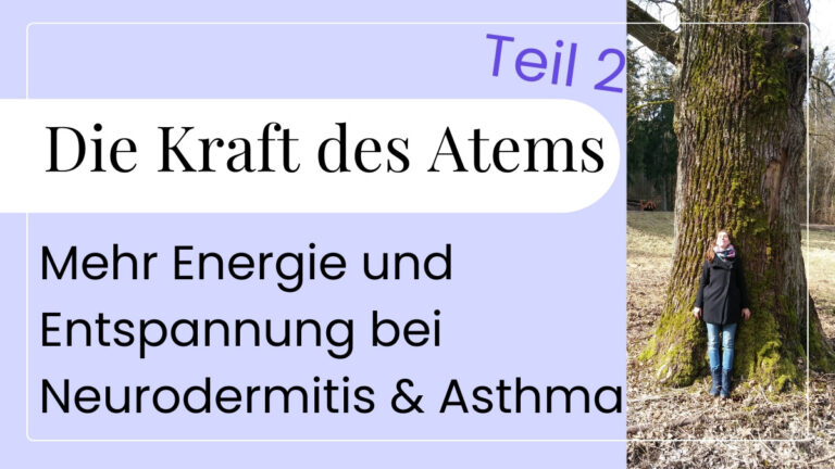 Catherina, Autorin des Blogs Wegweiser Neurodermitis, lehnt mit geschlossenen Augen an alter, großer Eiche. Symbolisch für die Kraft des Atems.