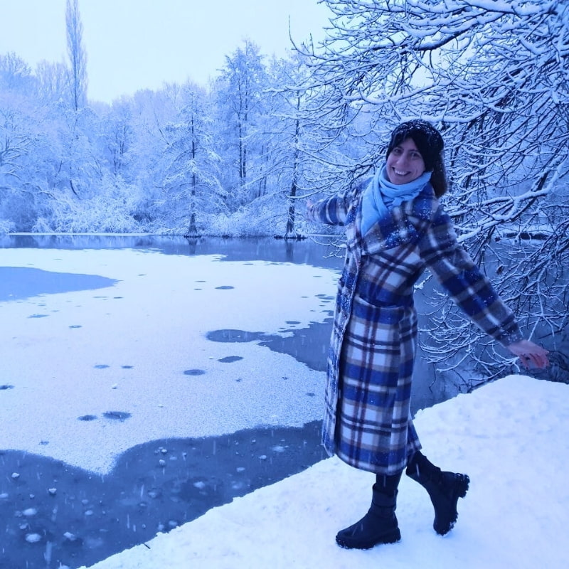 Catherina, Autorin des Blogs Wegweiser Neurodermitis, fröhlich in einer Schneelandschaft am See.